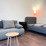 Duesseldorf Messe And Airport, 2-bedroom With Kitchen And Garden Apartment *
